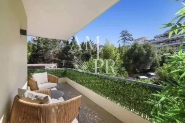 Cannes – Basse Californie | Elegant, refurbished three-room flat, 5 minutes from the Croisette for sale for 795,000&euro; in Alpes-Maritimes, Provence-Alpes-Côte-d'Azur