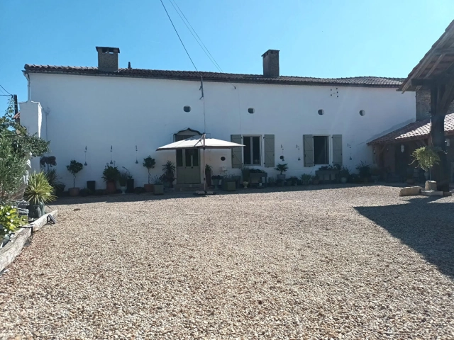 4 Bedroom(s) - 4 Bathroom(s) - 772m² land for sale in Vienne, Poitou-Charentes, France - FrenchPropertyPortal.com
Beautifully Renovated Village House between Civray and Ruffec
for sale for 250,000€ in Vienne, Poitou-Charentes
