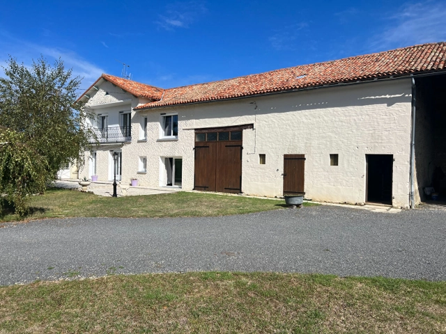 6 Bedroom(s) - 1 Bathroom(s) - 10,342m² land for sale in Vienne, Poitou-Charentes, France - FrenchPropertyPortal.com
Old Savigne farmhouse
for sale for 227,900€ in Vienne, Poitou-Charentes