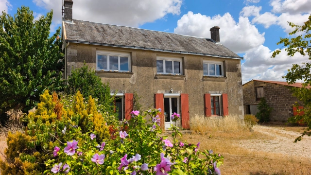 
House to renovate in Taizé-Aizie, 10 minutes from the N10 Angoulême-Poitiers highway
 for sale for 116,000&euro; in Charente, Poitou-Charentes