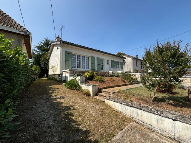 3 Bedroom(s) - 1 Bathroom(s) - 1,376m² land for sale in Vienne, Poitou-Charentes, France - FrenchPropertyPortal.com
Civray House
for sale for 135,000€ in Vienne, Poitou-Charentes