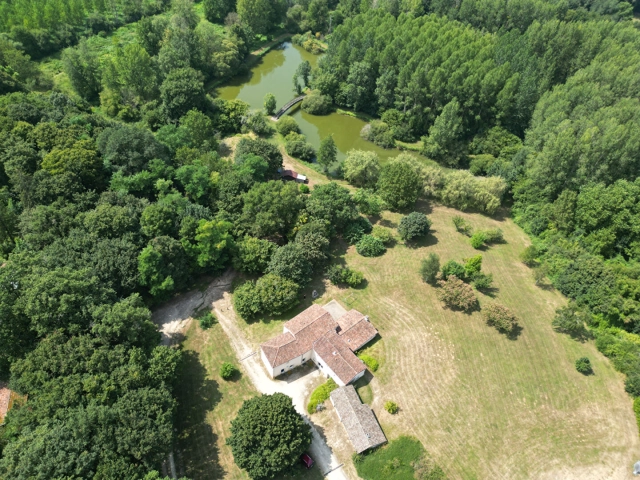 8 Bedroom(s) - 38,687m² land for sale in Vienne, Poitou-Charentes, France - FrenchPropertyPortal.com
House Valence in Poitou
for sale for 290,000€ in Vienne, Poitou-Charentes