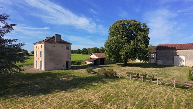 4 Bedroom(s) - 23,785m² land for sale in Charente, Poitou-Charentes, France - FrenchPropertyPortal.com
Ruffec House
for sale for 227,900€ in Charente, Poitou-Charentes