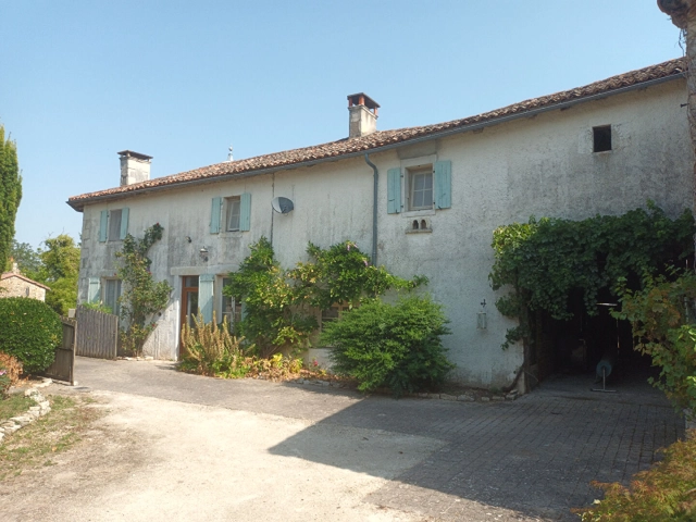 4 Bedroom(s) - 3 Bathroom(s) - 1,105m² land for sale in Vienne, Poitou-Charentes, France - FrenchPropertyPortal.com
Property to Renovate in Champagne le Sec
for sale for 120,000€ in Vienne, Poitou-Charentes