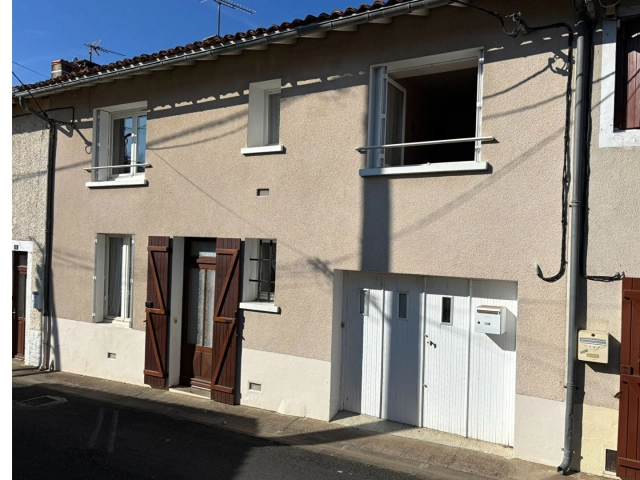 3 Bedroom(s) - 275m² land for sale in Vienne, Poitou-Charentes, France - FrenchPropertyPortal.com
Civray House
for sale for 98,000€ in Vienne, Poitou-Charentes