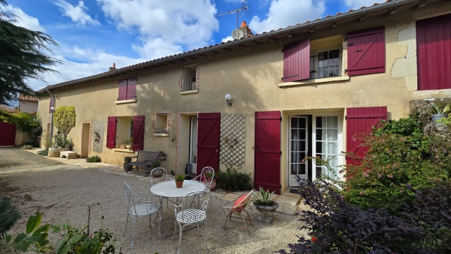 5 Bedroom(s) - 1 Bathroom(s) - 2,200m² land for sale in Vienne, Poitou-Charentes, France - FrenchPropertyPortal.com
Longère Val de Comporté
for sale for 200,000€ in Vienne, Poitou-Charentes