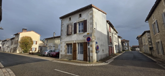 1 Bedroom(s) - 1 Bathroom(s) - 465m² land for sale in Charente, Poitou-Charentes, France - FrenchPropertyPortal.com
Property complex (Habitable house, House to renovate, Building plot)
for sale for 43,990€ in Charente, Poitou-Charentes