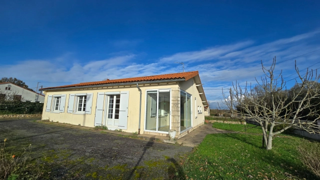 2 Bedroom(s) - 1,116m² land for sale in Vienne, Poitou-Charentes, France - FrenchPropertyPortal.com
Single-storey house in Charroux
for sale for 108,000€ in Vienne, Poitou-Charentes