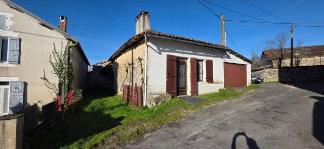 1 Bedroom(s) - 115m² land for sale in Charente, Poitou-Charentes, France - FrenchPropertyPortal.com
45m² house with great potential - Complete renovation required
for sale for 20,500€ in Charente, Poitou-Charentes