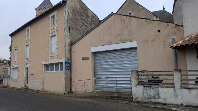 2 Bedroom(s) - 227m² land for sale in Vienne, Poitou-Charentes, France - FrenchPropertyPortal.com
Commercial building - St Secondin
for sale for 119,000€ in Vienne, Poitou-Charentes