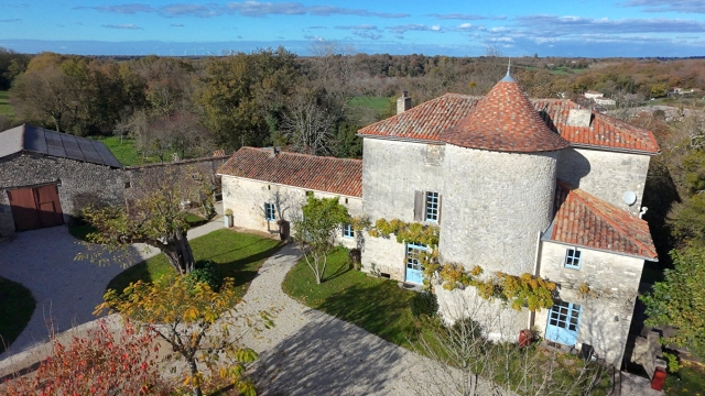 
Magnificent manor house with grounds and outbuildings
 for sale for 477,000&euro; in Vienne, Poitou-Charentes