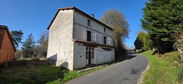 3 Bedroom(s) - 1 Bathroom(s) - 300m² land for sale in Charente, Poitou-Charentes, France - FrenchPropertyPortal.com
House to renovate - 3 bedrooms - ALLOUE (16)
for sale for 35,000€ in Charente, Poitou-Charentes