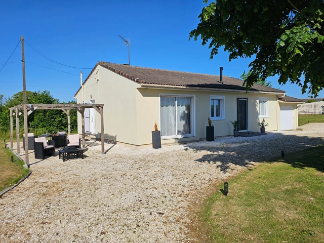 
Single-storey house in the town of St Pierre d'Excideuil, 3 minutes from Civray
 for sale for 178,000&euro; in Vienne, Poitou-Charentes