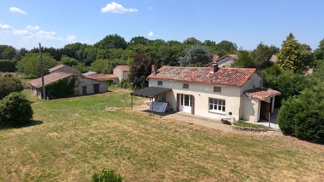 3 Bedroom(s) - 1 Bathroom(s) - 2,300m² land for sale in Vienne, Poitou-Charentes, France - FrenchPropertyPortal.com
5-room house, 105 m2, outbuildings - Saint Romain
for sale for 118,000€ in Vienne, Poitou-Charentes