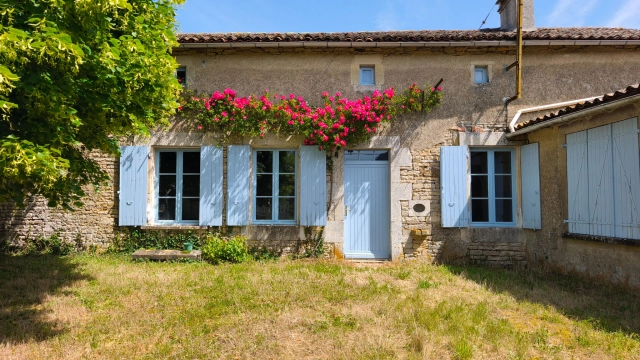 1,787m² land for sale in Vienne, Poitou-Charentes, France - FrenchPropertyPortal.com
House (Former school to renovate) quick access N10 ANGOULEME POITIERS.
for sale for 108,000€ in Vienne, Poitou-Charentes