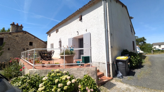 3 Bedroom(s) - 1 Bathroom(s) - 553m² land for sale in Vienne, Poitou-Charentes, France - FrenchPropertyPortal.com
Townhouse with garden and outbuildings
for sale for 118,000€ in Vienne, Poitou-Charentes
