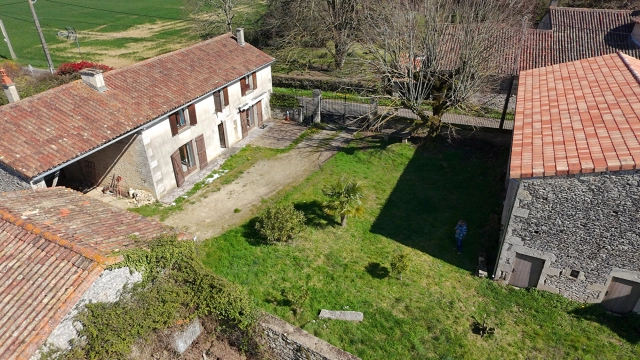 
Large house in St Pierre with barn
 for sale for 151,000&euro; in Vienne, Poitou-Charentes