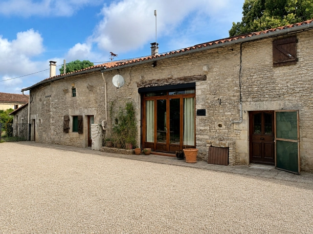 3 Bedroom(s) - 1 Bathroom(s) - 2,941m² land for sale in Vienne, Poitou-Charentes, France - FrenchPropertyPortal.com
Charming Barn Conversion
for sale for 199,000€ in Vienne, Poitou-Charentes