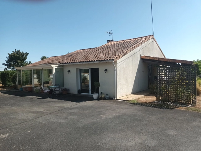
Bungalow  close to Civray and Sauze Vaussais
 for sale for 165,000&euro; in Deux-Sèvres, Poitou-Charentes