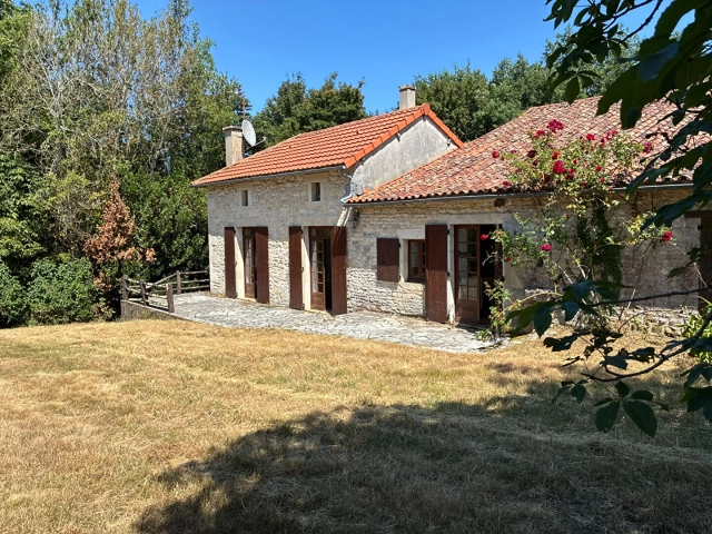 2 Bedroom(s) - 1 Bathroom(s) - 3,680m² land for sale in Vienne, Poitou-Charentes, France - FrenchPropertyPortal.com
Charming house for sale in Lizant - Large plot and peace and quiet guaranteed!
for sale for 119,000€ in Vienne, Poitou-Charentes