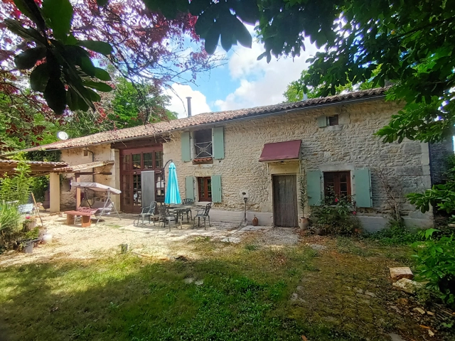 2 Bedroom(s) - 2 Bathroom(s) - 10,375m² land for sale in Vienne, Poitou-Charentes, France - FrenchPropertyPortal.com
Country House near to Valence en Poitou
for sale for 225,000€ in Vienne, Poitou-Charentes