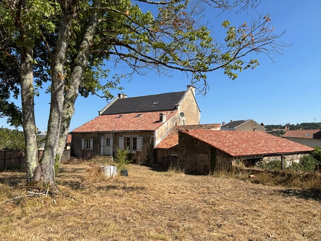 
Manor house in Availles-Limouzine, 9 rooms, 380 m2
 for sale for 175,000&euro; in Vienne, Poitou-Charentes