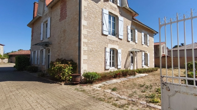 8 Bedroom(s) - 1 Bathroom(s) - 1,582m² land for sale in Vienne, Poitou-Charentes, France - FrenchPropertyPortal.com
House in the town of Blanzay
for sale for 274,000€ in Vienne, Poitou-Charentes