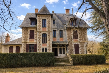 8 Bedroom(s) - 3 Bathroom(s) - 0 m² land for sale in Puy-de-Dôme, Auvergne, France - FrenchPropertyPortal.com Stunning manor house with riverside setting on grounds of 4,8 ha for sale for 699,300€ in Puy-de-Dôme, Auvergne