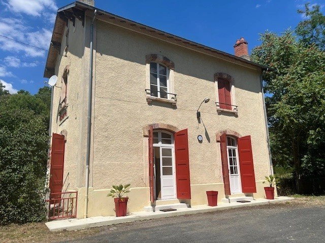 3 Bedroom(s) - 2 Bathroom(s) - 0 m² land for sale in Allier, Auvergne, France - FrenchPropertyPortal.com Beautifully preserved former railway station next to the Canal de Berry for sale for 225,000€ in Allier, Auvergne