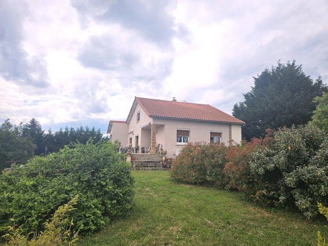 4 Bedroom(s) - 2 Bathroom(s) - 0 m² land for sale in Allier, Auvergne, France - FrenchPropertyPortal.com Lovely house on grounds of 3273 m2 with swimming pool for sale for 237,500€ in Allier, Auvergne