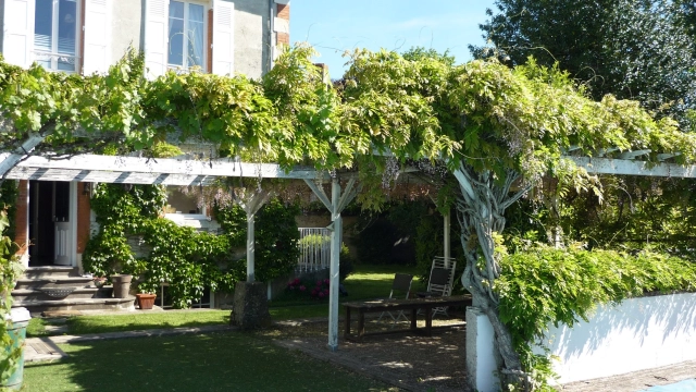4 Bedroom(s) - 2 Bathroom(s) - 0 m² land for sale in Puy-de-Dôme, Auvergne, France - FrenchPropertyPortal.com Town house - manor house for sale for 275,000€ in Puy-de-Dôme, Auvergne