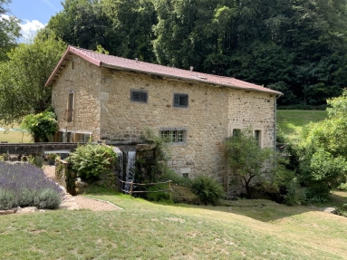Very beautiful water mill dating from 1722, all tastefully restored, located on a plot of 10,969 m2 for sale for 434,000€ in Puy-de-Dôme, Auvergne
