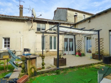 Large stone town house with courtyard garden for sale for 69,740€ in Deux-Sèvres, Poitou-Charentes