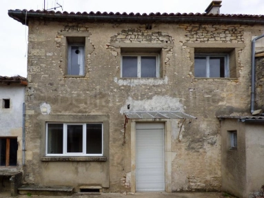 Stone town house to renovate with independent garden for sale for 38,990€ in Deux-Sèvres, Poitou-Charentes