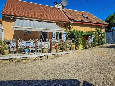 Charming house near the route de St. Jacques with stone barn and outbuildings for sale for 225,000&euro; in Lot, Midi-Pyrénées