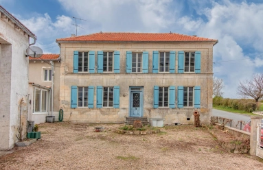 Spacious and light Charentaise house with large workshops and garage for sale for 199,950&euro; in Charente-Maritime, Poitou-Charentes