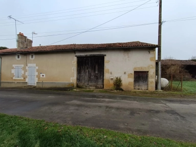 Farmhouse to renovate with a hectare of land for sale for 56,000€ in Charente, Poitou-Charentes