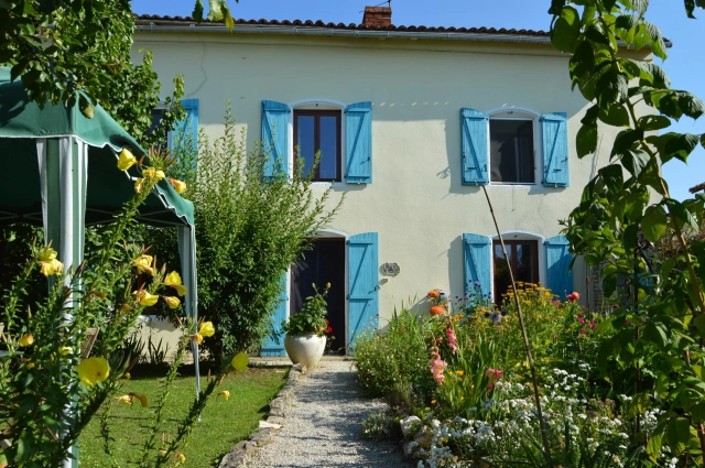 Main house, guest house, outbuildings and pretty garden for sale for 165,850&euro; in Charente, Poitou-Charentes