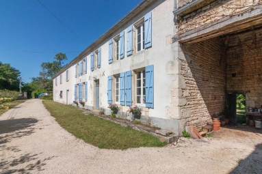 4 Bedroom(s) - 3 Bathroom(s) - 11,805m² land for sale in Charente, Poitou-Charentes, France - FrenchPropertyPortal.com Spacious country house with income potential for sale for 339,000€ in Charente, Poitou-Charentes