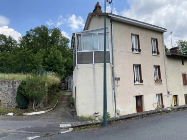 3 Bedroom(s) - 1 Bathroom(s) - 786m² land for sale in Haute-Vienne, Limousin, France - FrenchPropertyPortal.com House by the river with vibrant town facilities just a 10 minute walk for sale for 61,000€ in Haute-Vienne, Limousin