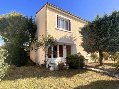 Detached 5 bedroom house with garage/ workshop in Ruffec for sale for 119,900€ in Charente, Poitou-Charentes