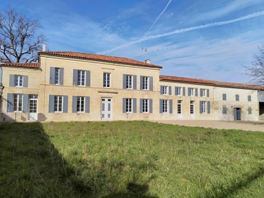 Large family home between Cognac and Matha for sale for 429,300&euro; in Charente, Poitou-Charentes
