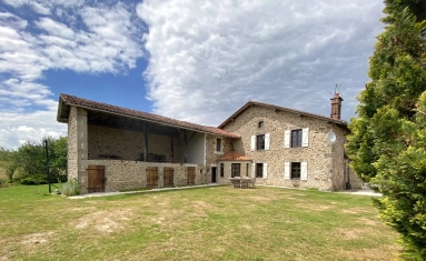 Beautiful stone built property, with 4 double bedrooms and over 4 acres of attached land for sale for 299,000&euro; in Charente, Poitou-Charentes