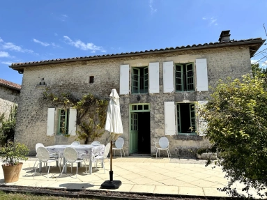 Pretty country house with guest cottage and swimming pool for sale for 318,000&euro; in Charente, Poitou-Charentes
