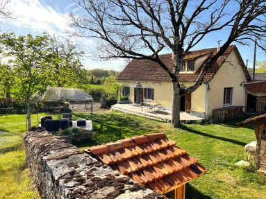 Causses du Quercy: Charming, 4 bedroomed house with outbuildings 4,5 ha of land , with views for sale for 270,300&euro; in Lot, Midi-Pyrénées