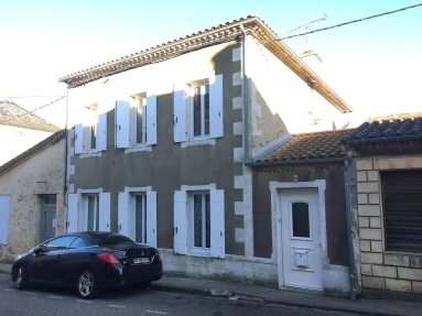 Spacious town house with private garden in Pellegrue for sale for 252,280&euro; in Gironde, Aquitaine