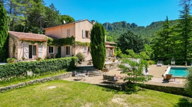 Renovated Country House with Pool and Outbuilding – La Roquebrussanne, Var for sale for 1,260,000&euro; in Var, Provence-Alpes-Côte-d\'Azur