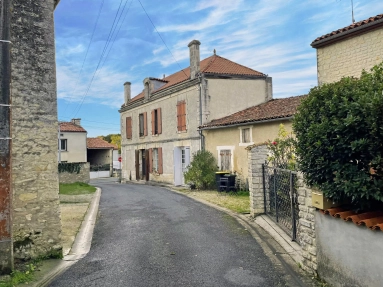 Handsome and spacious village house with 4 bedrooms and courtyard garden for sale for 192,000&euro; in Charente, Poitou-Charentes