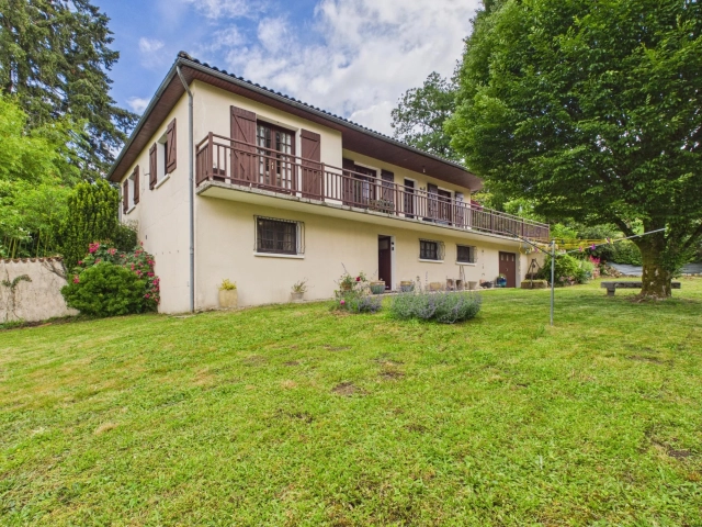 Charming spacious house with income potential for sale for 249,300&euro; in Charente, Poitou-Charentes
