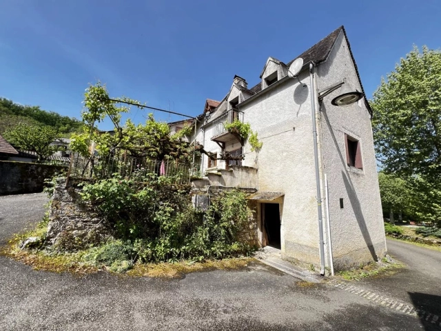 Delightful, 2 bedroomed, semi-detached property in a charming village, 30 minutes from Cahors for sale for 105,000&euro; in Lot, Midi-Pyrénées